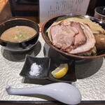 中華蕎麦 ひら井 - ▪️【国産チャーシューつけ蕎麦 大1600円】
                                ▪️【味玉100円】
                                ※粗塩と檸檬がついて来ますね。