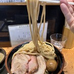 中華蕎麦 ひら井 - 九州産の「宝いずみ」（なめらかな舌触り、モチモチ感が特徴）が主で、北海道産小麦の「ロイヤルストーン」（きたほなみ を100%使用したミネラルが多く含まれた石臼挽きの小麦粉）を使用しているようです。