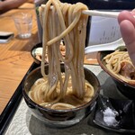 中華蕎麦 ひら井 - コチラのスープは、魚介豚骨では無い。
      動物系100%（豚、牛、鶏）の濃厚スープで、黄身のような濃厚な甘みも感じる。
      他では味わえない濃厚病みつきスープである(● ˃̶͈̀ロ˂̶͈́)੭ꠥ⁾⁾
      重層的な旨味が堪らない