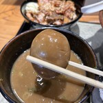 中華蕎麦 ひら井 - 【味玉】味3.6
      半分に割るとゼリー状から少し進んだ感じがある「味玉」。まず、スープを無しで、、、。
      濃いもの食べているから、味が薄く感じるなぁ。
      スープに入れて、相乗効果を期待したが、、、