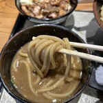 中華蕎麦 ひら井 - 麺の量も多いので、香りがプラスされたような感じで自分的には◎ですね。
      半分ぐらいから、スープが麺の冷たさに浸食されます。
      ※失敗。
      ゜・(ノД`)・゜「つけ汁温め直し出来ます」の文字を見るのが遅かった
