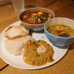 マンゴツリーカフェ - 選べるストリートフードプレート(4種、鶏のガパオ、海老の玉子カレー炒め、トムヤムヌードル、海老のグリーンカレー)