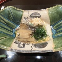 是しん - 感動的な柔らかさの鮑！椎茸、湯葉、春が旬のおかひじき。優しい味付けが慈悲深い味わい。