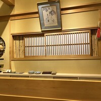 是しん - こぢんまりした6席だけのプレミアムカウンター。一斉スタートじゃないので、プライベートな時間が過ごせます✩.*˚