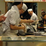 ことぶき寿司 - まぐろをさばく様子