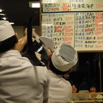 ことぶき寿司 - ３人で５４キロのまぐろを担ぐ②