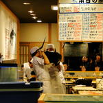 ことぶき寿司 - ３人で５４キロのまぐろを担ぐ①