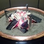 和田金 - 個室の中で炭に火が入ります！