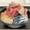 発寒かねしげ鮮魚店 - 海鮮丼　桜鱒、帆立、しめ鯖、刺し身の切落し