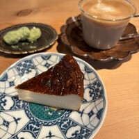 ミ・カサ - バスクチーズケーキ　奥にポルボロン抹茶味