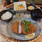 とんかつ 千寿 - で、到着。
      夢幻豚の上ロースかつ御膳。