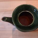 とんかつ 千寿 - ソースを入れる