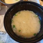 とんかつ 千寿 - 豚汁。
      これ、脂ギッシュではなく、とっても上品なお味でした。
      全ての料理に通じる品のよいお味なのですが、どこで修行されたのでしょうか？