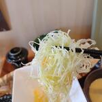 とんかつ 千寿 - オニドレですねｗ
      僕の好きなやつ。
      主張し過ぎず、キャベツと一体となって、めちゃくちゃ美味しい。
      かなり好きです。
      このふんわりとした水水しいキャベツは。