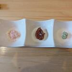 とんかつ 千寿 - こっちは、左から、お塩、肉味噌、ワサビ