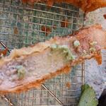 とんかつ 千寿 - それでは、トンカツの実食です。
      脂身十分。