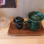 とんかつ 千寿 - 右がトンカツソースで左が醤油