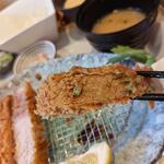 とんかつ 千寿 - 食す。
      醤油がドバッと出たｗ
      ツメが甘い僕。
      でも、美味しいです。
      
      間違いなく、福岡でも10指には入るとんかつだと思います。
      去年にオープンしてた情報はキャッチしてましたけど、
      中々訪問する機会もなく今日まで来ました。
      今日は別のとんかつ店を訪れる予定が、行ったら急なお休みとのことで、こちらを訪問しました。
      また、来ますね。