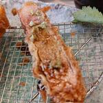 とんかつ 千寿 - 醤油を付ける