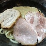 麺や新倉 - 麺の上にはチャーシュー2種