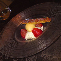 ＢＩＳＴＲＯ Ｂｏｎｎｅ－ｃｈｅｒｅ - ココナツのムースリーヌとイチゴのコンポート (Dinner)