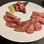 焼肉酒宴くいだおれはなれ家 - 特選極みタン盛り