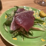 食堂えびちゃん - 高知初鰹の塩たたき（茗荷、オクラ、きゅうりのサラダ）