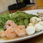 焼きもの家 慶 - モッツァレラ、ナチュラルチーズはそのまま食べると味が希薄。加熱するのが必須な気がする。アスパラと一緒にバターで炒めたらとうかな？