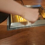 焼肉うしごろ - 網の鉄板で、お肉を焼く様子のその4です。