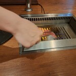 焼肉うしごろ - 網の鉄板で、お肉を焼く様子のその3です。