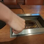 焼肉うしごろ - 網の鉄板で、お肉を焼く様子のその1です。