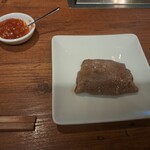 焼肉うしごろ - 網の鉄板で焼いたお肉・その4です。