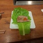 焼肉うしごろ - 網の鉄板で焼いたお肉の上に赤味噌をのせ、サンチュの上にのせたもののその1です。