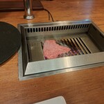 焼肉うしごろ - 網の鉄板で、お肉を焼く様子のその5です。