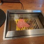 焼肉うしごろ - お肉を焼く様子です。