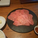 焼肉うしごろ - トモサンカクと、リブ芯各4枚の盛り合わせとレモンです。