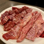 焼肉べこ六 昭島店 - ハラミ(左)とカルビ(並)