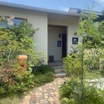 terho - 入口へと続くお庭