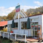 BIO CAFE CREDO - 店舗外観。工事現場にあるようなハウスを活用した感じで、食事できるところとは気付かない。