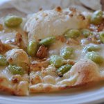 BIO CAFE CREDO - 有機枝豆とくるみのピッツア。注文を受けてから胡桃を割っているとか。