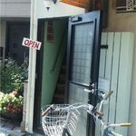 蓮 - 今出川から少し南に入ったところに入り口があって、二階にあがる階段があります