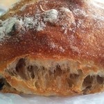 コネレテ - リュスティックのアップ。はち切れんばかりの力強い生地が素晴らしい。