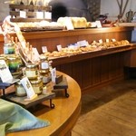 コネレテ - 木が温かみを醸し出す店内。