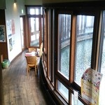 コネレテ - お店の前の廻廊。木をふんだんに使用した温かみ溢れる空間。