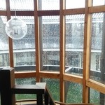 コネレテ - コネレテ向かい側の２階より、コネレテ側を見下ろす。この日は雪が降り積っていた。