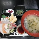 海鮮丼がってん寿司 - 料理写真:名物海鮮丼　¥1180