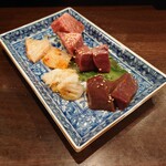 炭火焼肉 久 - 二皿目　味はほとんどついてない　食べ手のセンスが問われる