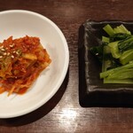炭火焼肉 久 - キムチと小松菜のナムル　キムチが抜群