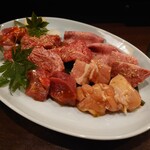 炭火焼肉 久 - 一皿目　タン元、タン先、五穀味鶏、秋田牛、豚ロース