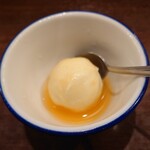 炭火焼肉 久 - バニラアイスwithメロンソース　メロンそのものの味